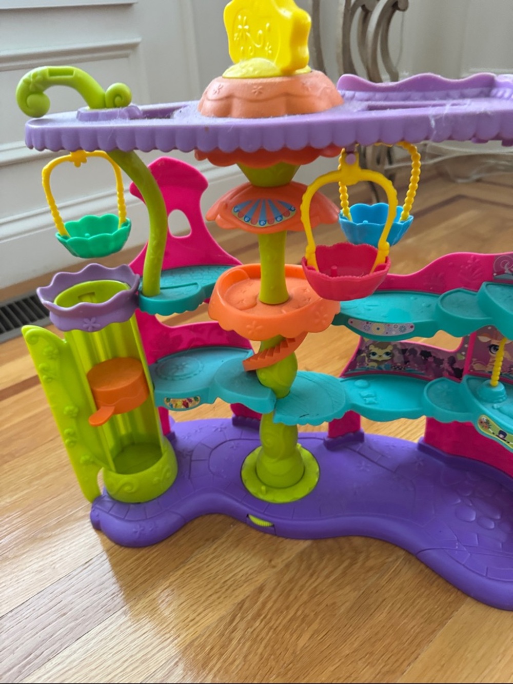 Set with Hanging Baskets do rotate and move with the top windup mechanism.